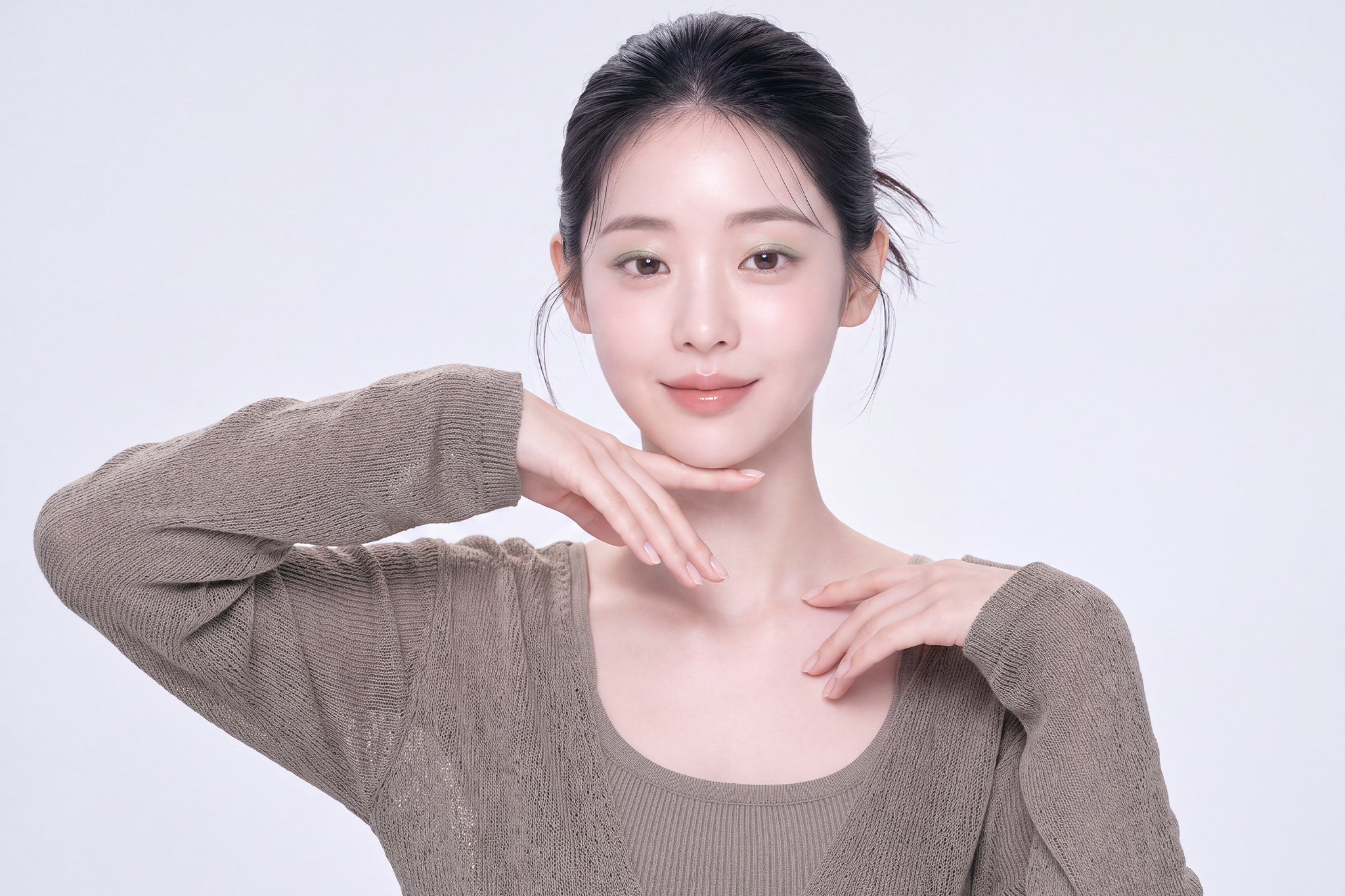 model with firm and lifted skin representing hifu vs rf lifting devices